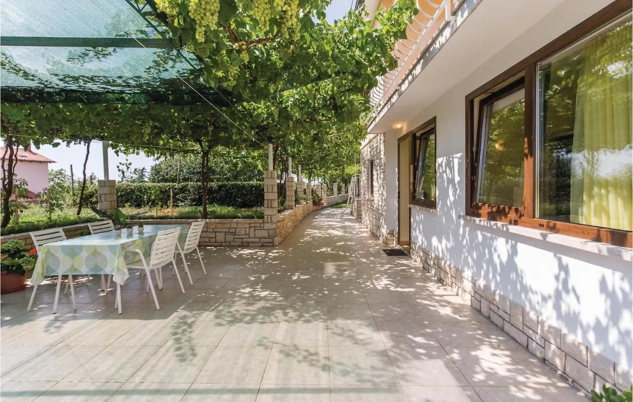 2 Bedroom Amazing Apartment In Kanfanar 0*,